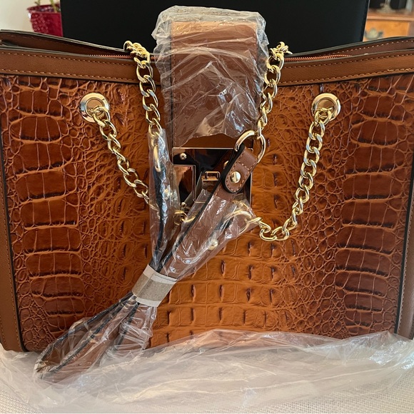 Rich brown Diophy handbag with matching wallet - Picture 2 of 3